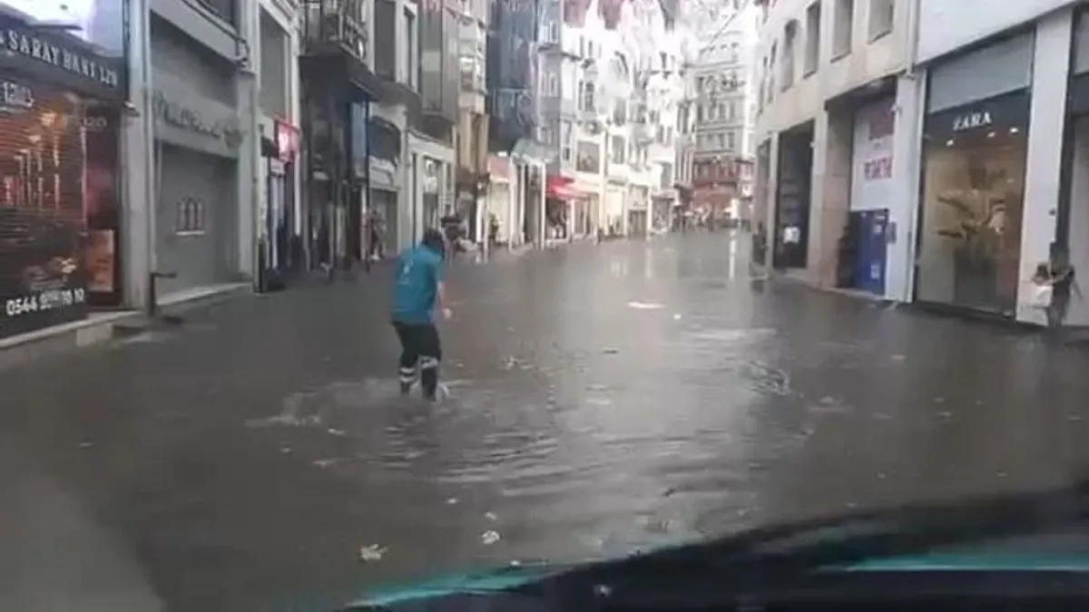 İstanbul’da sağanak yağış hayatı olumsuz etkiledi!