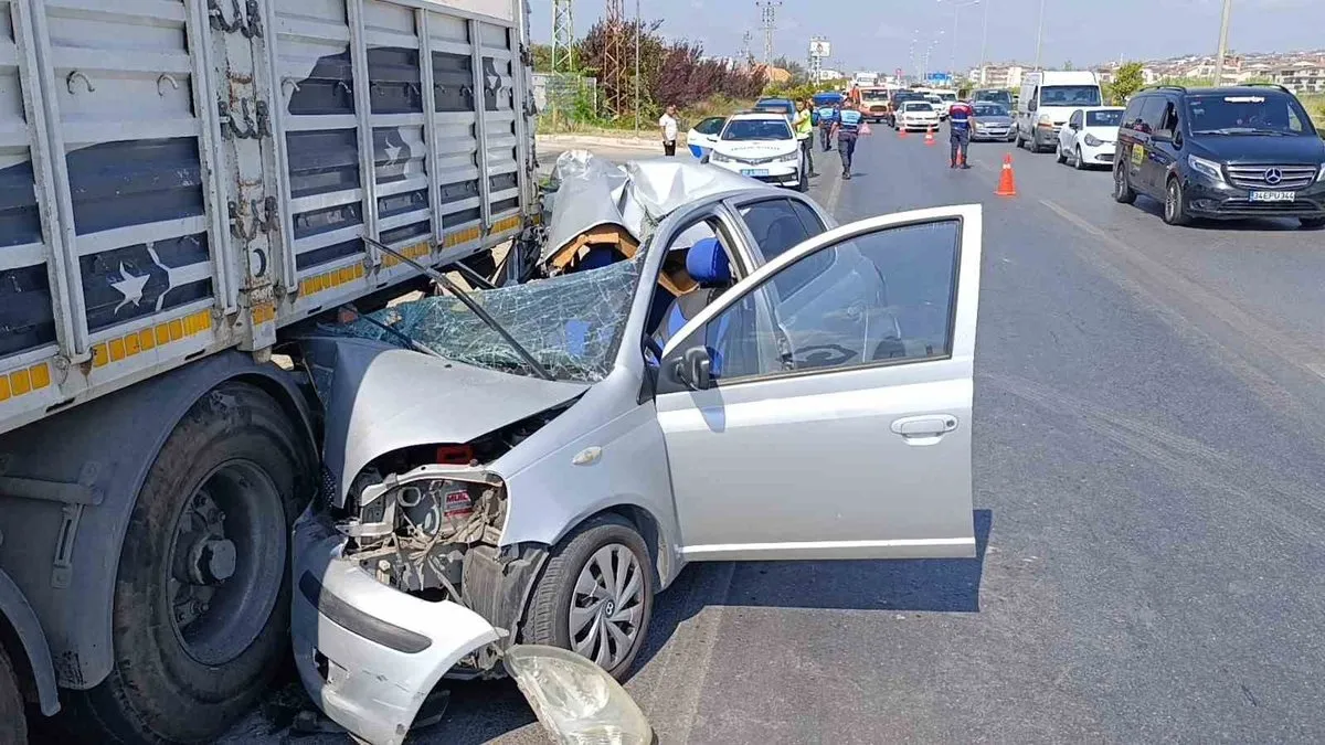 Otomobil ok gibi TIR’a saplandı: 1 ölü 1 ağır yaralı