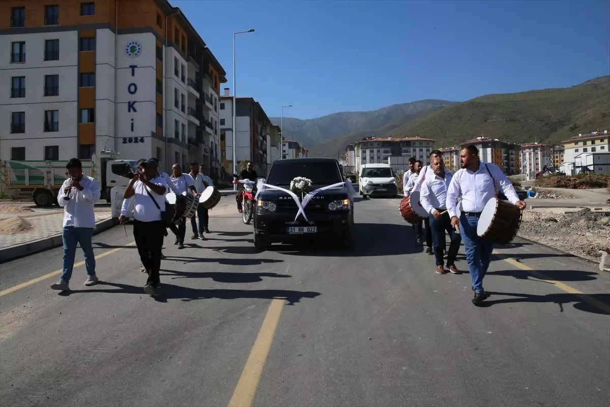 Depremzede Genç Çift Yeni Evlerinde Düğün Yaptı