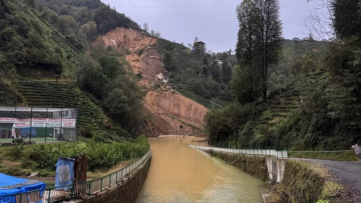 Rize’de Heyelan: 2 Ev Toprak Altında Kaldı